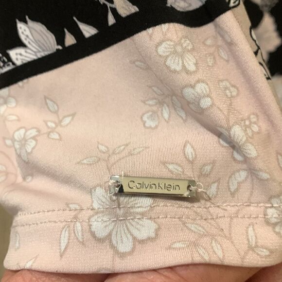 CALVIN KLEIN, blouse, short sleeve, button back., large - Picture 7 of 9